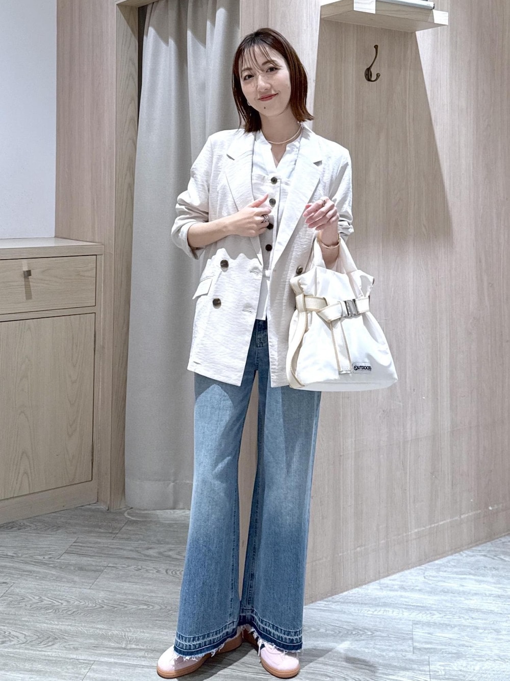 ホワイト系のトートバッグ、ブルー系のデニムパンツ、ホワイト系のシャツ/ブラウスを着用したレディースの春コーディネートの1枚目の写真
