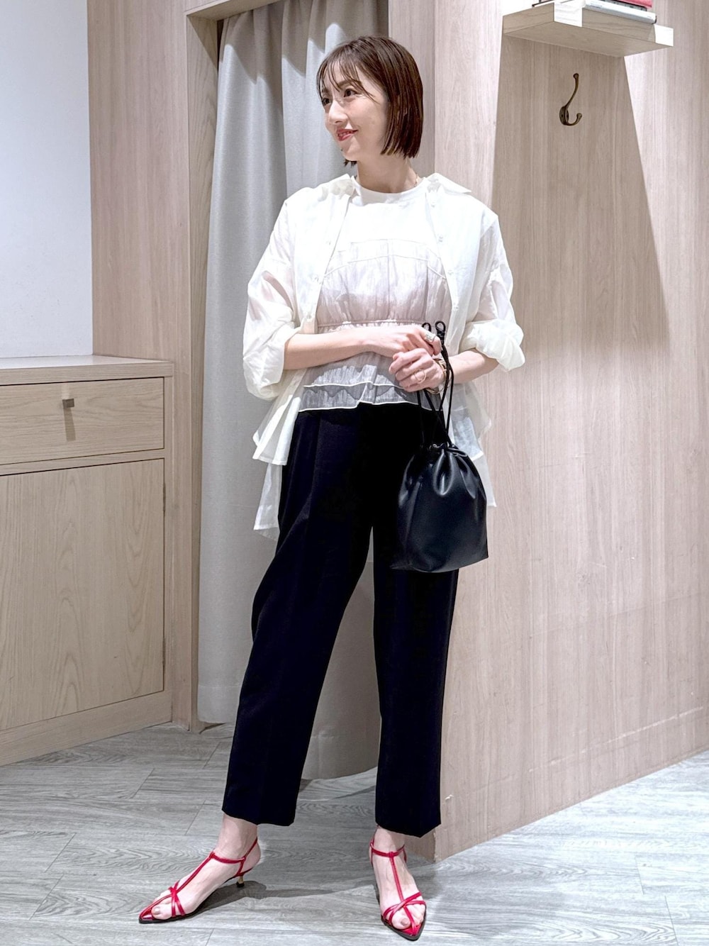 レッド系のサンダル、ホワイト系のシャツ/ブラウス、ホワイト系のTシャツ/カットソーを着用したレディースの春コーディネートの1枚目の写真