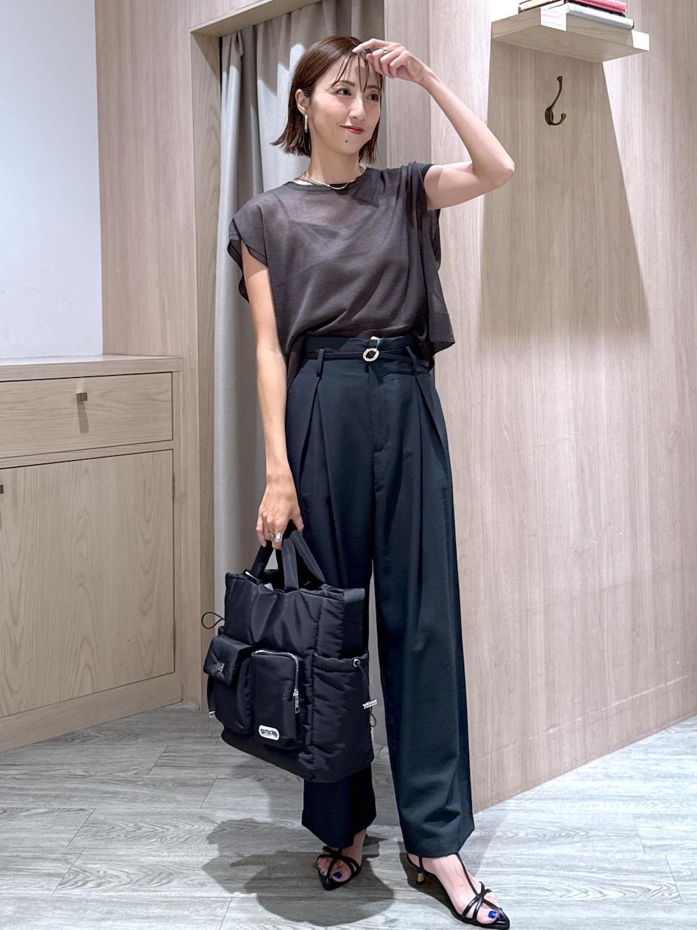 ブラック系のキャミソール、ブラック系のサンダル、グレー系のニット/セーターを着用したレディースの夏コーディネートの1枚目の写真