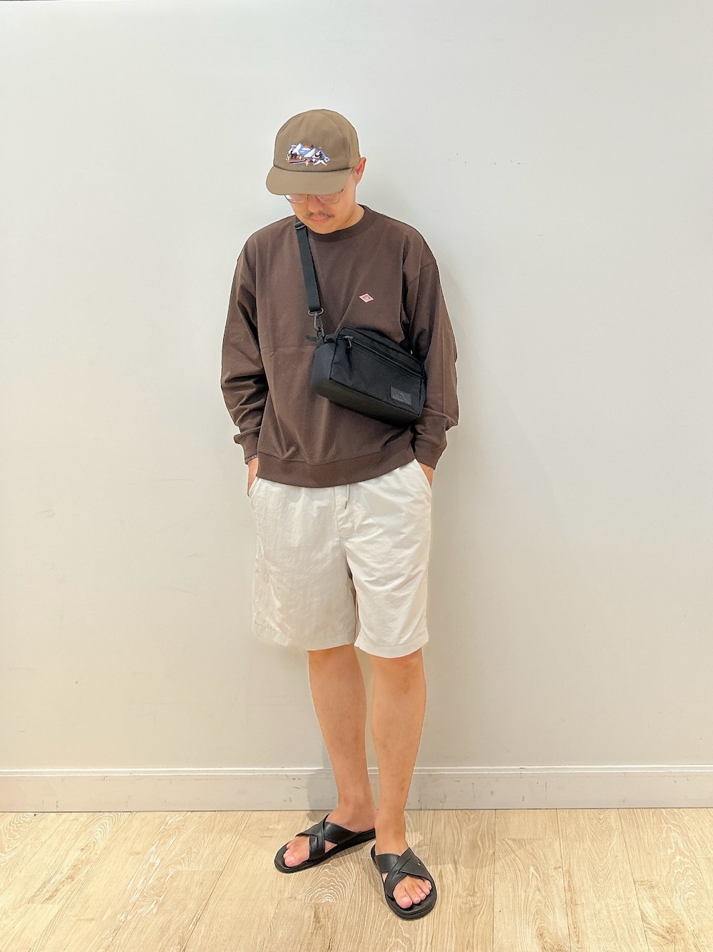 ブラック系のショルダーバッグ、ブラウン系のTシャツ/カットソー、グレー系のその他パンツを着用したメンズの夏コーディネートの1枚目の写真