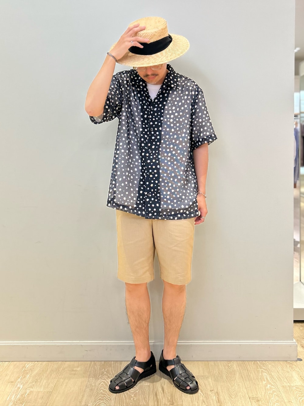 「お出かけコーデ、大人カジュアル、シャツスタイル、ショートパンツ、夏コーデ、カジュアル、グルカサンダル、カンカン帽、30代コーデ、NOLLEY'S、パラブーツ、メンズファッション、おしゃれさんと繋がりたい、半袖シャツ、オープンカラーシャツ」｜「NOLLEY’Sの総柄オープンカラーメッシュシャツ（シャツ/ブラウス、ブラック系）」を使った、MIZUTAさん（メンズ・174cm）の夏コーディネートの1枚目の写真