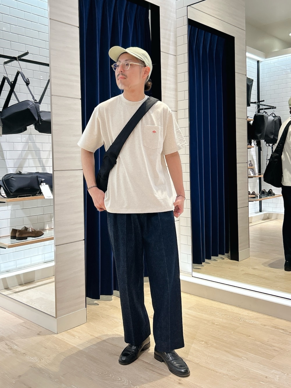 「ショルダーバッグ、夏コーデ、夏、夏だ！Tシャツ着よう！、カジュアル、カジュアルコーデ、オトナカジュアル、休日スタイル、お出かけコーデ、ローファー、キャップ、春夏コーデ、Danton、半袖シャツ、Tシャツ」｜「YAKPAKの【YAK PAK/ヤックパック】SHOULDER BAG M 25SS（ショルダーバッグ、ブラック系）」を使った、MIZUTAさん（メンズ・174cm）の春コーディネートの1枚目の写真