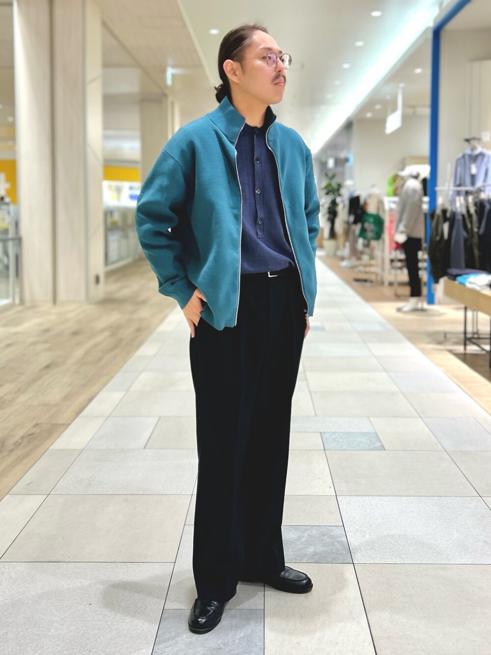 ブルー系のニット/セーターを着用したメンズの冬コーディネートの1枚目の写真