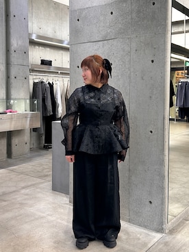 「GANNI(ガニー)のGANNI FLOCKED ORGANZA PEPLUM SHIRTS(シャツ/ブラウス、ブラック系)」を使った、美織さん(レディース・153cm)の春コーディネート