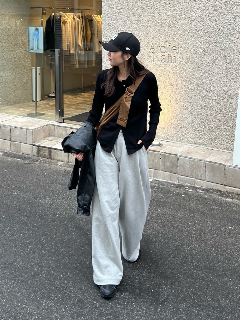 「春めき満開コーデ、春コーデ、大人カジュアル、スポーツミックス、休日スタイル、スニーカー、カーディガン、お出かけコーデ、カジュアルスタイル、春服、ゆるコーデ、パンツコーデ、トレンド、高身長女子、オトナカジュアル」｜「CAPRICIEUX LE'MAGEの2重襟リブカーディガン（カーディガン/ボレロ、ブラック系）」を使った、harunaさん（レディース・165cm）の春コーディネートの1枚目の写真