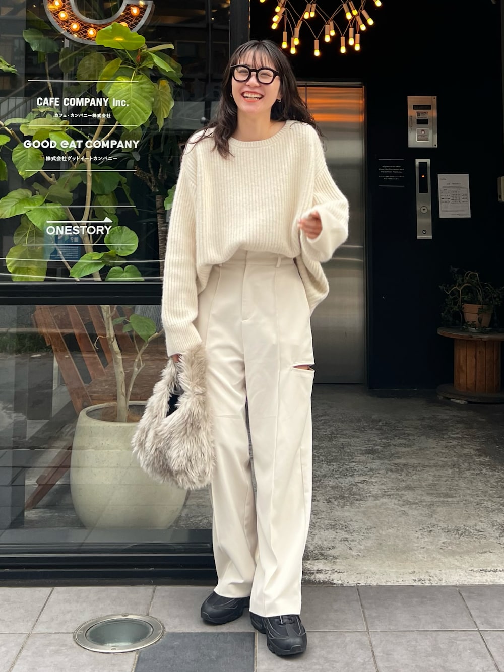 「秋のコーデ、秋服、ワントーンコーデ、ホワイト、シンプルコーデ、ゆるコーデ、大人カジュアル、きれいめカジュアル、スリット、ニット、オーバーサイズ」｜「CAPRICIEUX LE'MAGEのラクーンMIXプルオーバー（ニット/セーター、ホワイト系）」を使った、harunaさん（レディース・165cm）の秋コーディネートの1枚目の写真