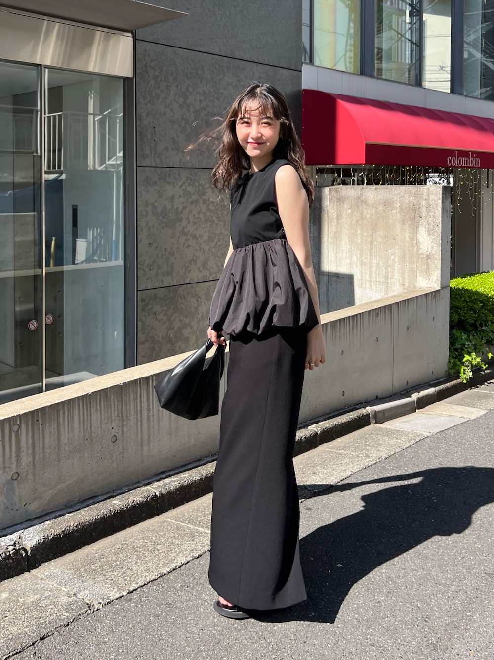 「大人カジュアル、モノトーン、シンプルコーデ、きれいめカジュアル、休日スタイル、大人女子、夏ファッション、大人かわいい、スカートスタイル、スカートコーデ、キレイめ、ブラックコーデ、ブラック、シンプル、高身長女子」｜「CAPRICIEUX LE'MAGEのバルーンドッキングTシャツ（Tシャツ/カットソー、ブラック系）」を使った、harunaさん（レディース・165cm）の春コーディネートの1枚目の写真