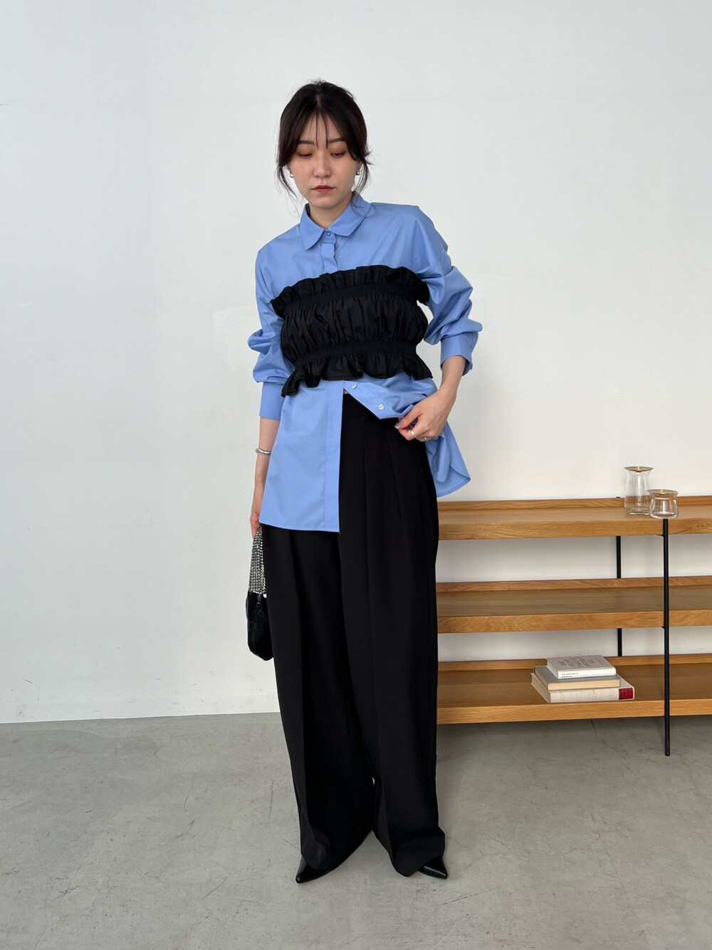 「シャツスタイル、秋服準備はじめました、ビスチェ、ブルー、お出かけコーデ、休日スタイル、レイヤードスタイル」｜「CAPRICIEUX LE'MAGEの＜新色追加/ブルー＞2タックワイドパンツ（その他パンツ、ブラック系）」を使った、harunaさん（レディース・165cm）の夏コーディネートの1枚目の写真