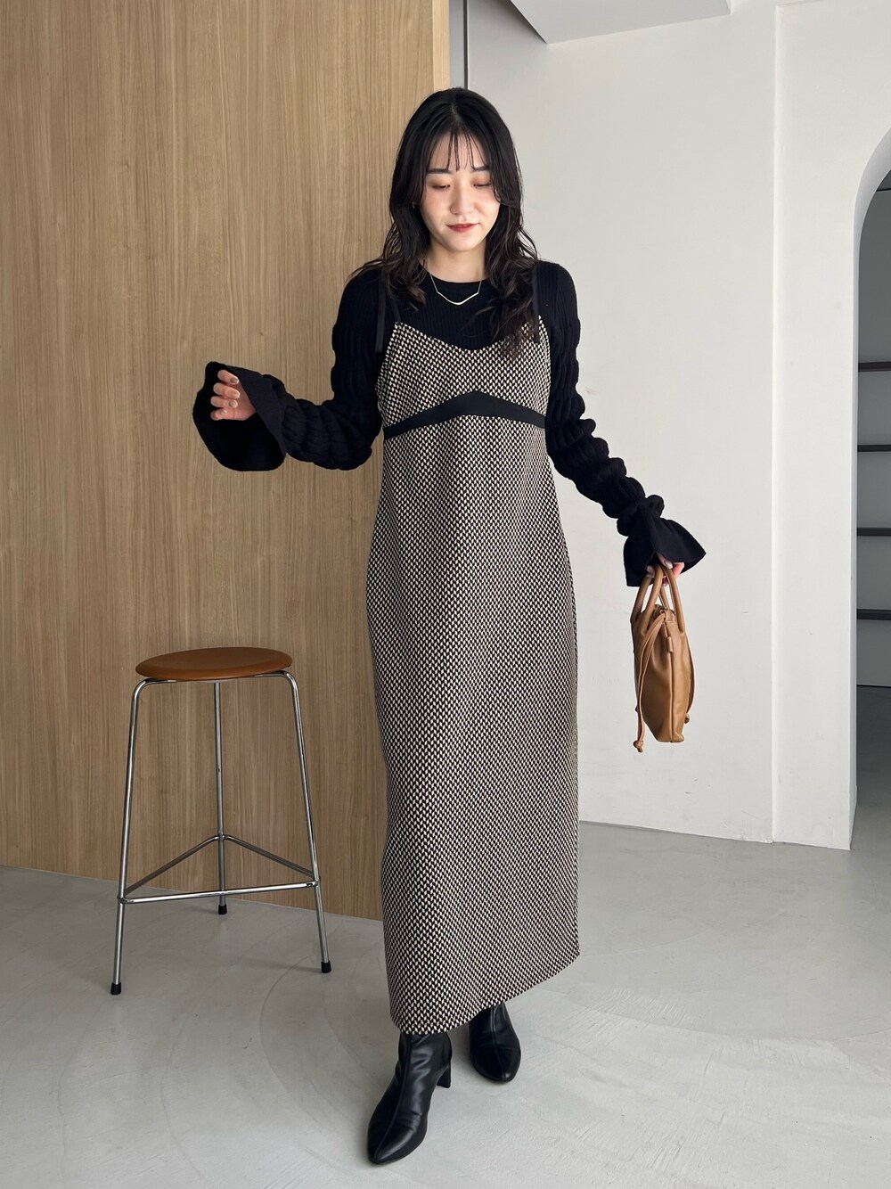 「秋コーデ、お出かけコーデ、ワンピース、ニット、キャミワンピース、幾何学柄、モノトーン、ブラックコーデ、ジャガード、大人カジュアル、きれいめカジュアル」｜「CAPRICIEUX LE'MAGEのプードルスリーブニット（ニット/セーター、ブラック系）」を使った、harunaさん（レディース・165cm）の秋コーディネートの1枚目の写真