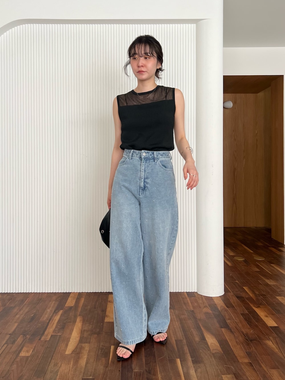 「サンダル、お出かけコーデ、きれいめカジュアル、デニム、シアートップス、キレイめカジュアル、オトナカジュアル、大人コーデ、高身長女子、デニムコーデ、シンプルカジュアル」｜「CAPRICIEUX LE'MAGEのシルバードットデニム（デニムパンツ、ブルー系）」を使った、harunaさん（レディース・165cm）の春コーディネートの1枚目の写真