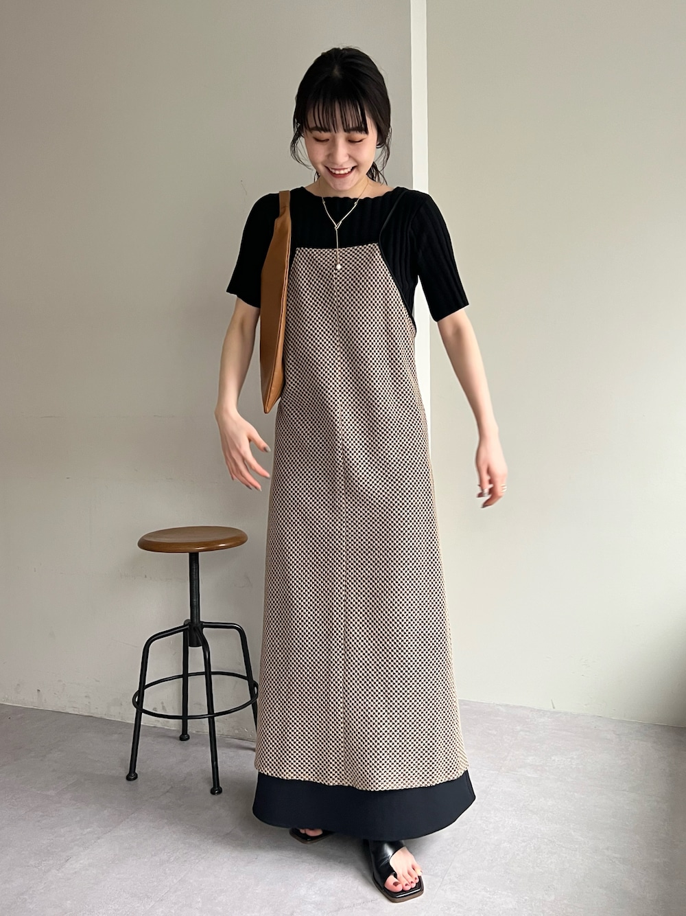 「休日スタイル、春夏コーデ、春、キレイめカジュアル、初夏コーデ、レイヤードスタイル、エプロンワンピース、モノトーンコーデ、ブラック、高身長女子」｜「AGAWDの〈AgAwd/アガウド〉メッシュエプロンワンピース（ワンピース、ベージュ系）」を使った、harunaさん（レディース・165cm）の春コーディネートの1枚目の写真