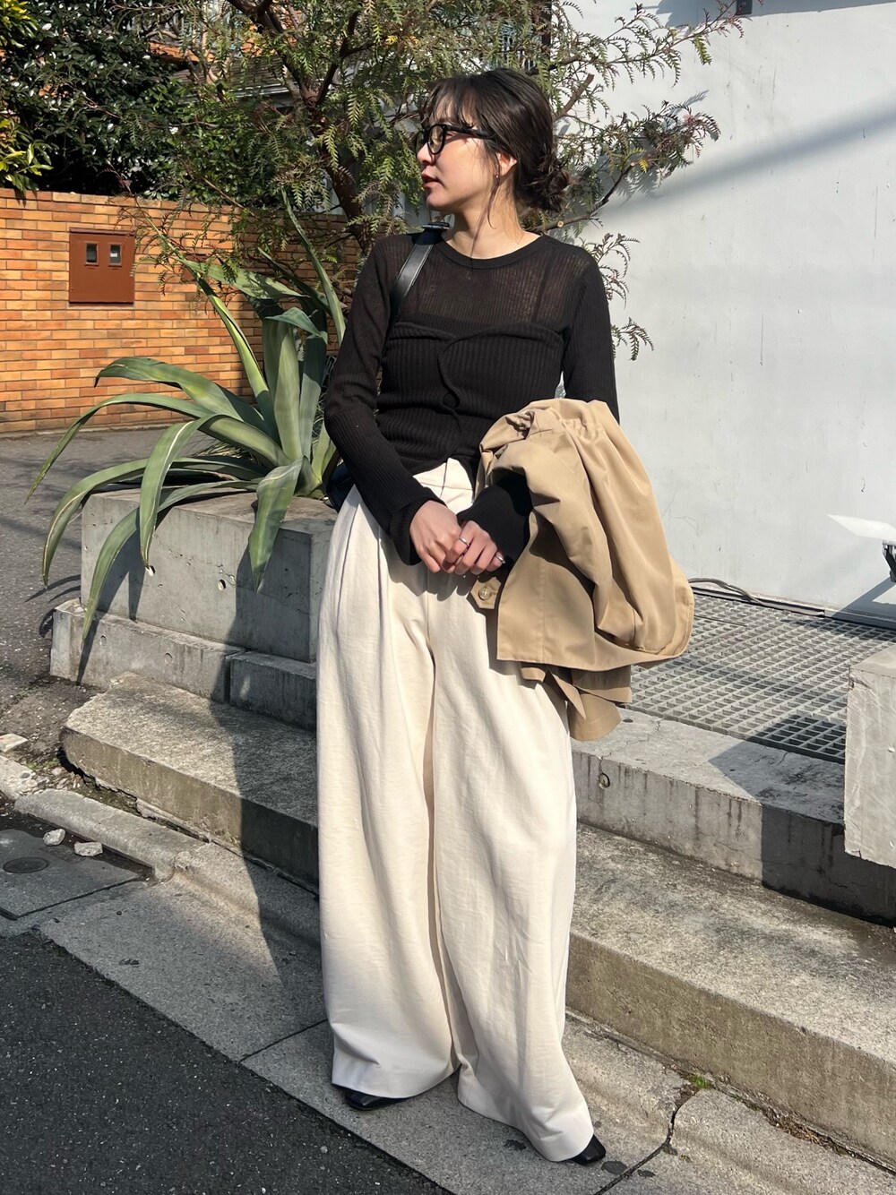 「レイヤードスタイル、ビスチェ、オトナカジュアル、春服コーデ、パンツコーデ、ラクチンコーデ、着回しコーデ、きれいめカジュアル、シンプルスタイル、春、楽チンコーデ、大人ファッション、春服、スウェットコーデ、ゆるコーデ」｜「CAPRICIEUX LE'MAGEの【yao企画】【高身長サイズあり】タックスウェットパンツ（その他パンツ、ホワイト系）」を使った、harunaさん（レディース・165cm）の冬コーディネートの1枚目の写真