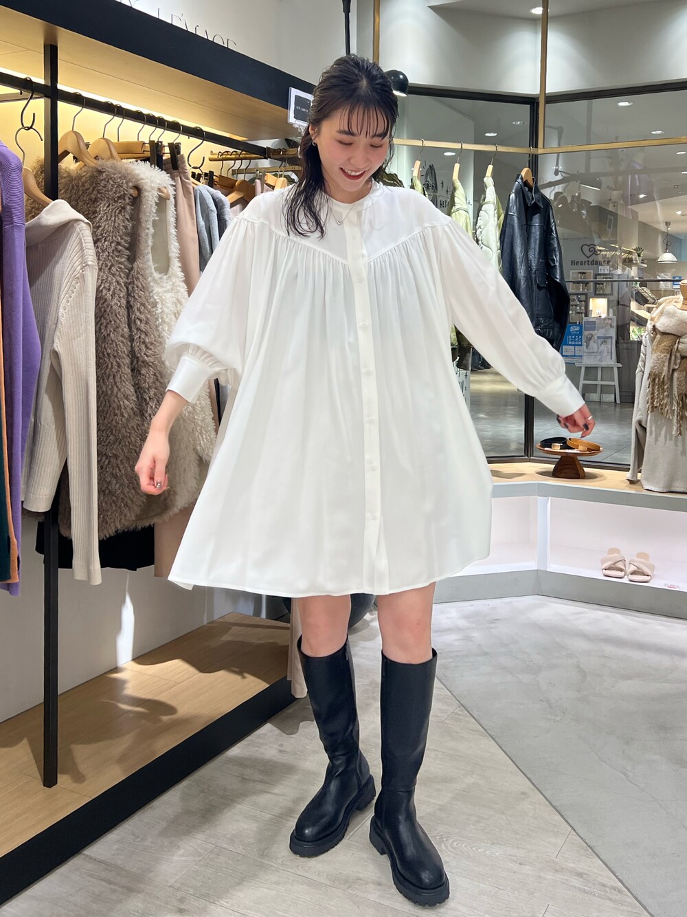 「きれいめカジュアル、シャツワンピース、ミニワンピ、ロングブーツ、高身長女子、肌見せ、トレンド、キレイめコーデ、お出かけコーデ、ホワイト」｜「CAPRICIEUX LE'MAGEのギャザーシャツミニワンピース（ワンピース、ホワイト系）」を使った、harunaさん（レディース・165cm）の秋コーディネートの1枚目の写真