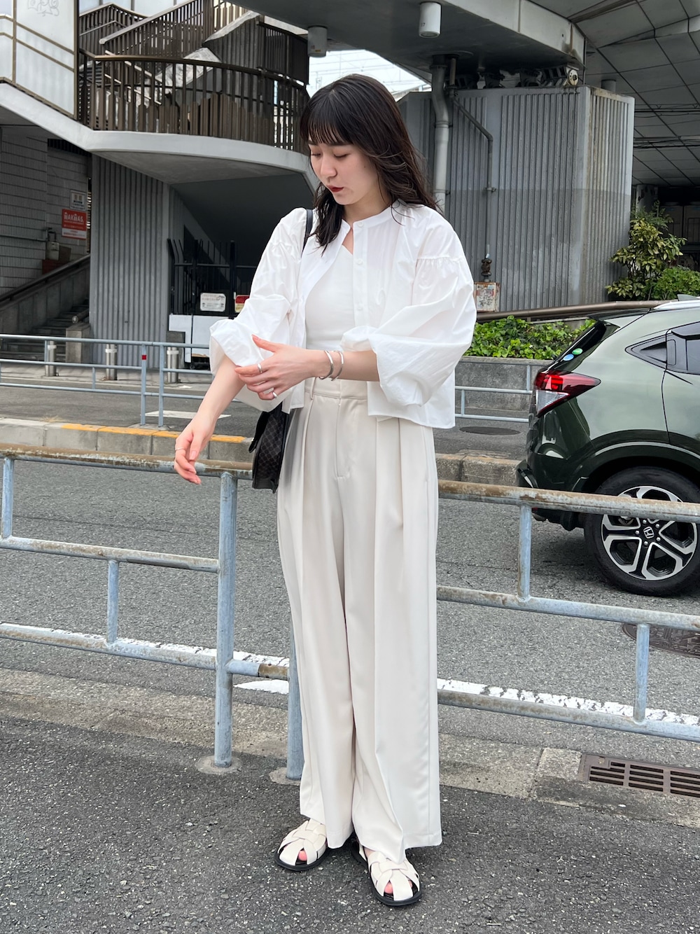 「大人カジュアル、休日コーデ、オトナカワイイ、シンプルコーデ、クロップドトップス、ワイドパンツ、シャツスタイル、グルカサンダル、ワントーンコーデ、オールホワイト」｜「CAPRICIEUX LE'MAGEのグルカサンダル（サンダル、ホワイト系）」を使った、harunaさん（レディース・165cm）の春コーディネートの1枚目の写真