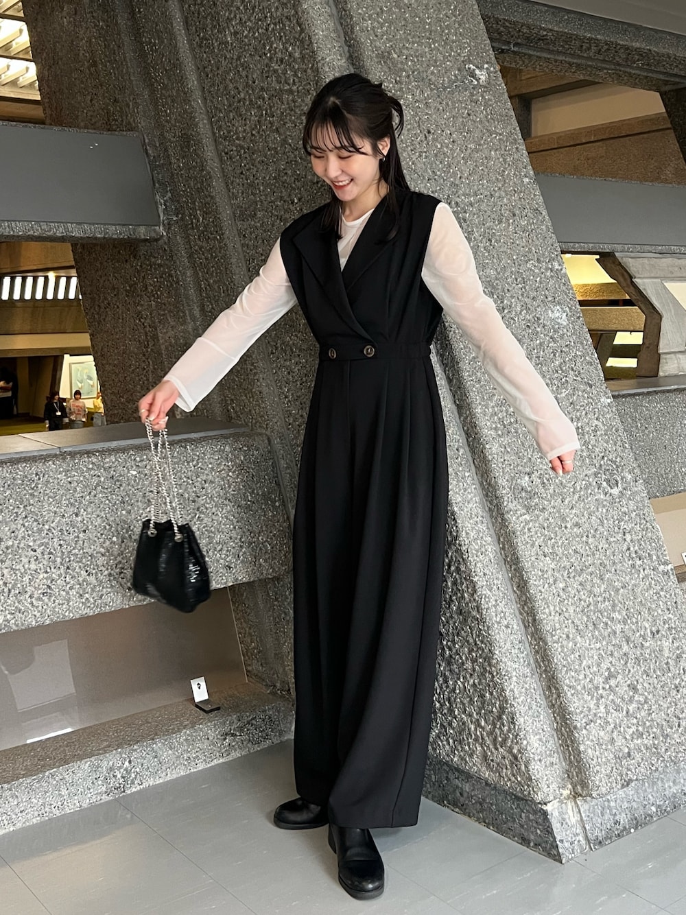 「休日スタイル、オフィスカジュアル、モノトーン、デートコーデ、春コーデ、春服みてみて、ロンパース、大人カジュアル、セレモニー、セレモニーコーデ、キレイめ」｜「CAPRICIEUX LE'MAGEのジャケット風ロンパース（つなぎ/オールインワン、ブラック系）」を使った、harunaさん（レディース・165cm）の冬コーディネートの1枚目の写真