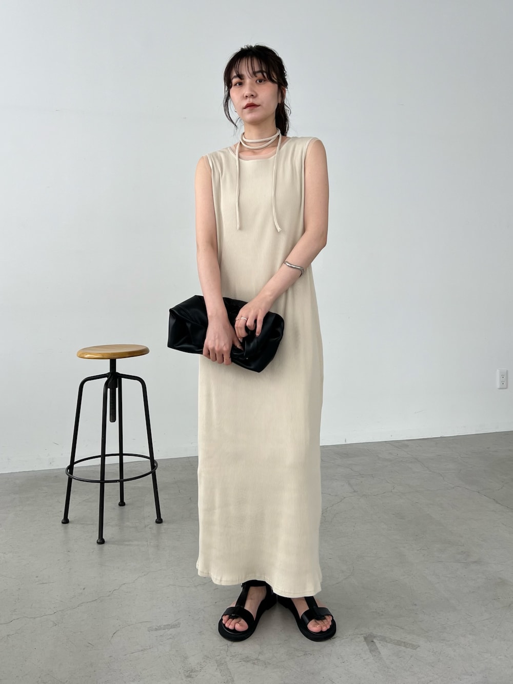 「お出かけコーデ、デートコーデ、ワンピース、淡色コーデ、きれいめカジュアル、初夏コーデ、カラーコーデ、オトナカワイイ、リラックススタイル、きれいめコーディネート、ヘルシーコーデ、ラクチンコーデ、大人女子」｜「CAPRICIEUX LE'MAGEのツイストバッグ（ショルダーバッグ、ブラック系）」を使った、harunaさん（レディース・165cm）の春コーディネートの1枚目の写真