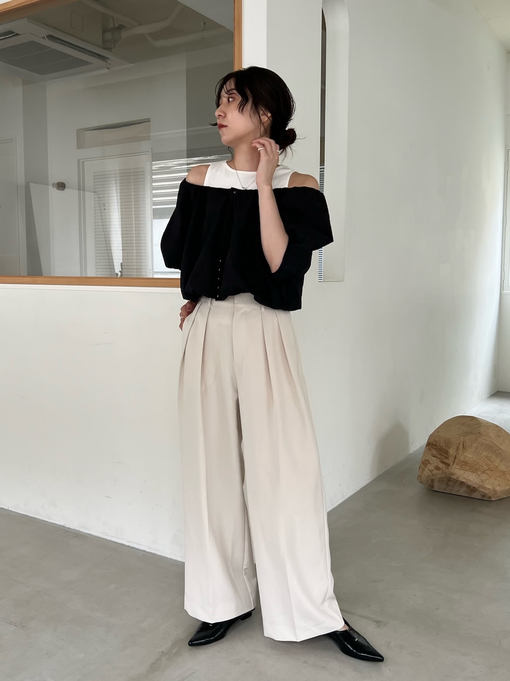「休日スタイル、きれいめカジュアル、シンプル、ブラックコーデ、ブラウス、タックパンツ、パンツコーデ、パンツスタイル、レイヤードスタイル」｜「CAPRICIEUX LE'MAGEの＜新色追加/ブルー＞2タックワイドパンツ（その他パンツ、ホワイト系）」を使った、harunaさん（レディース・165cm）の夏コーディネートの1枚目の写真