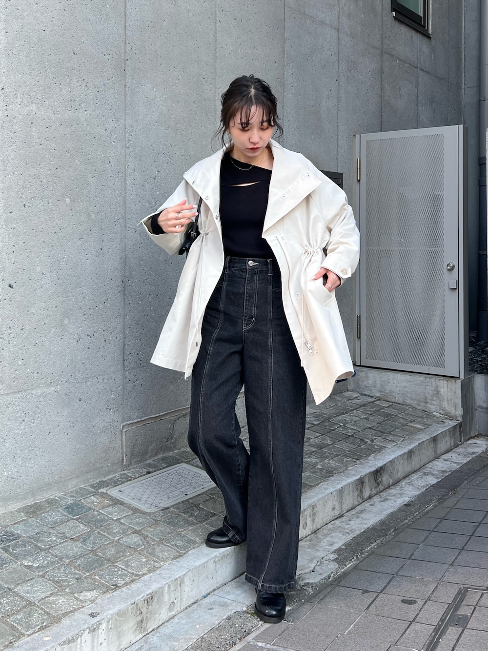 「デニム、オトナカジュアル、春服コーデ、パンツコーデ、着回しコーデ、きれいめカジュアル、シンプルスタイル、春、楽チンコーデ、大人ファッション、春服、デニムコーデ、春アウター」｜「CAPRICIEUX LE'MAGEのセンター切替デニム（デニムパンツ、ブラック系）」を使った、harunaさん（レディース・165cm）の冬コーディネートの1枚目の写真