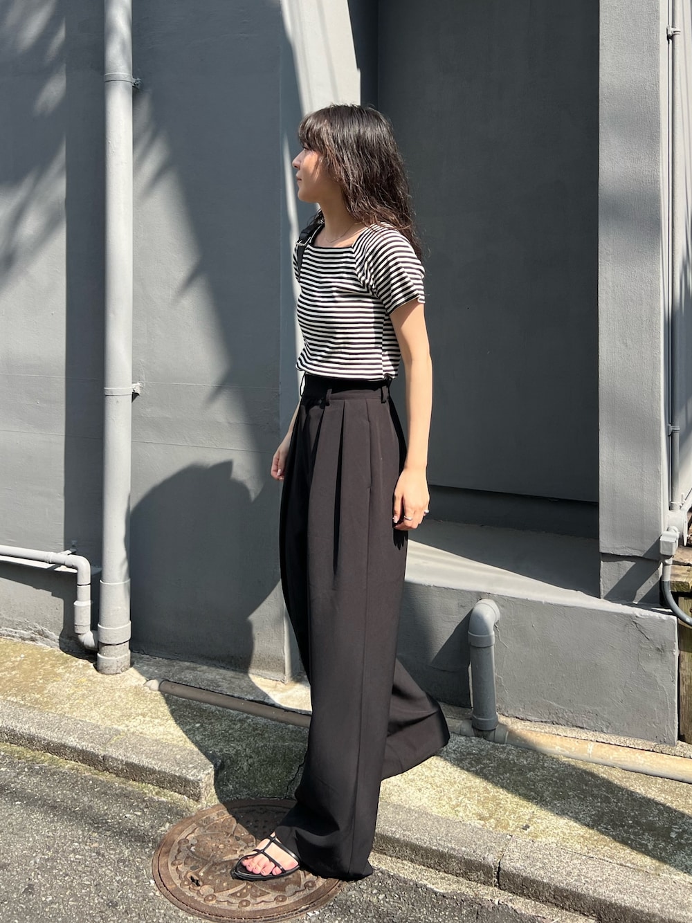 「お出かけコーデ、秋服準備はじめました、モノトーン、休日スタイル、Tシャツ、ワイドパンツ、ブラックコーデ、大人カジュアル、シンプルコーデ」｜「CAPRICIEUX LE'MAGEのミニ袖スクエアネックTシャツ（Tシャツ/カットソー、ブラック系）」を使った、harunaさん（レディース・165cm）の夏コーディネートの1枚目の写真
