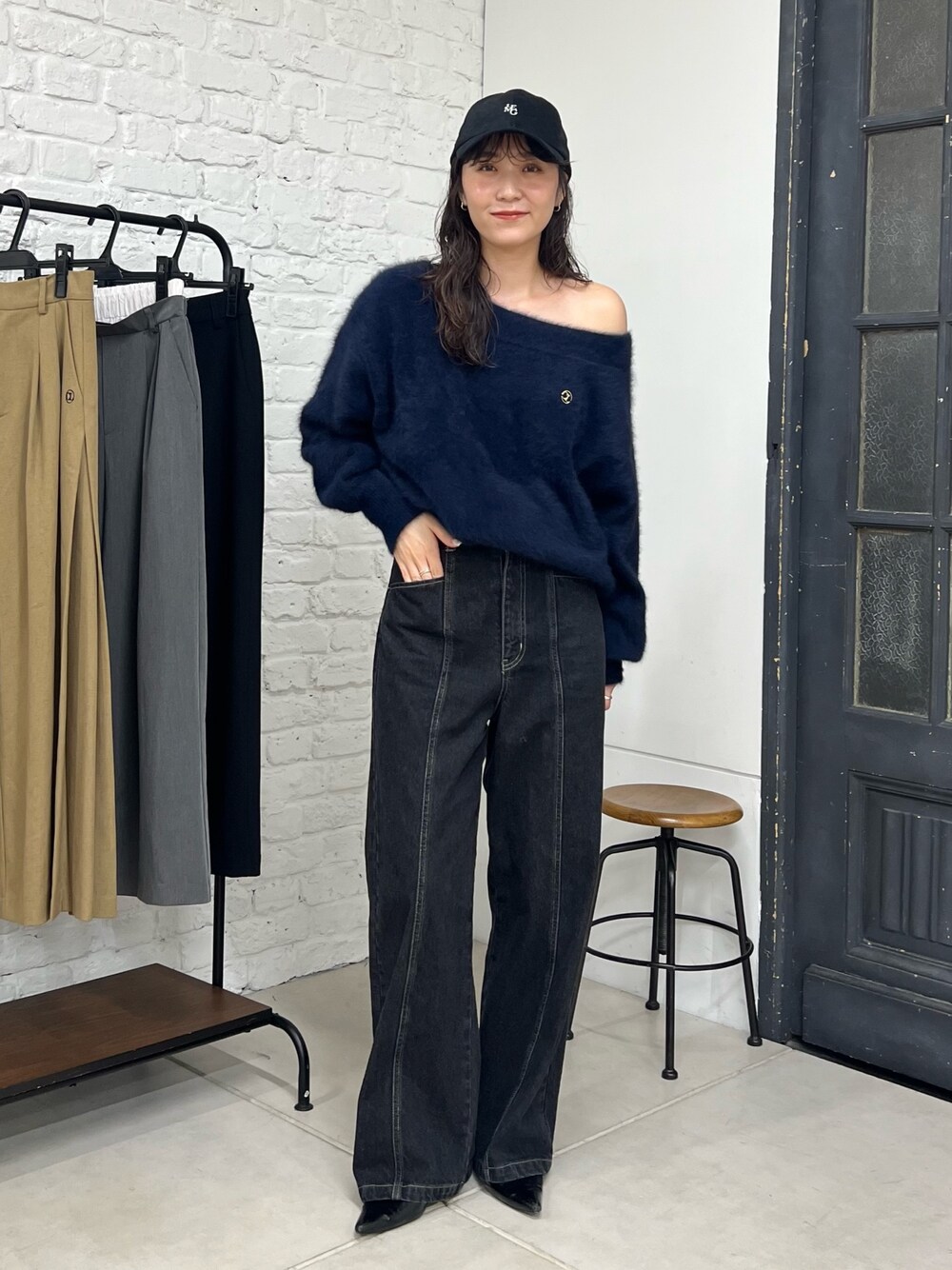 「CAPRICIEUX LE'MAGEのセンター切替デニム（デニムパンツ、ブラック系）」を使った、harunaさん（レディース・165cm）の秋コーディネートの1枚目の写真