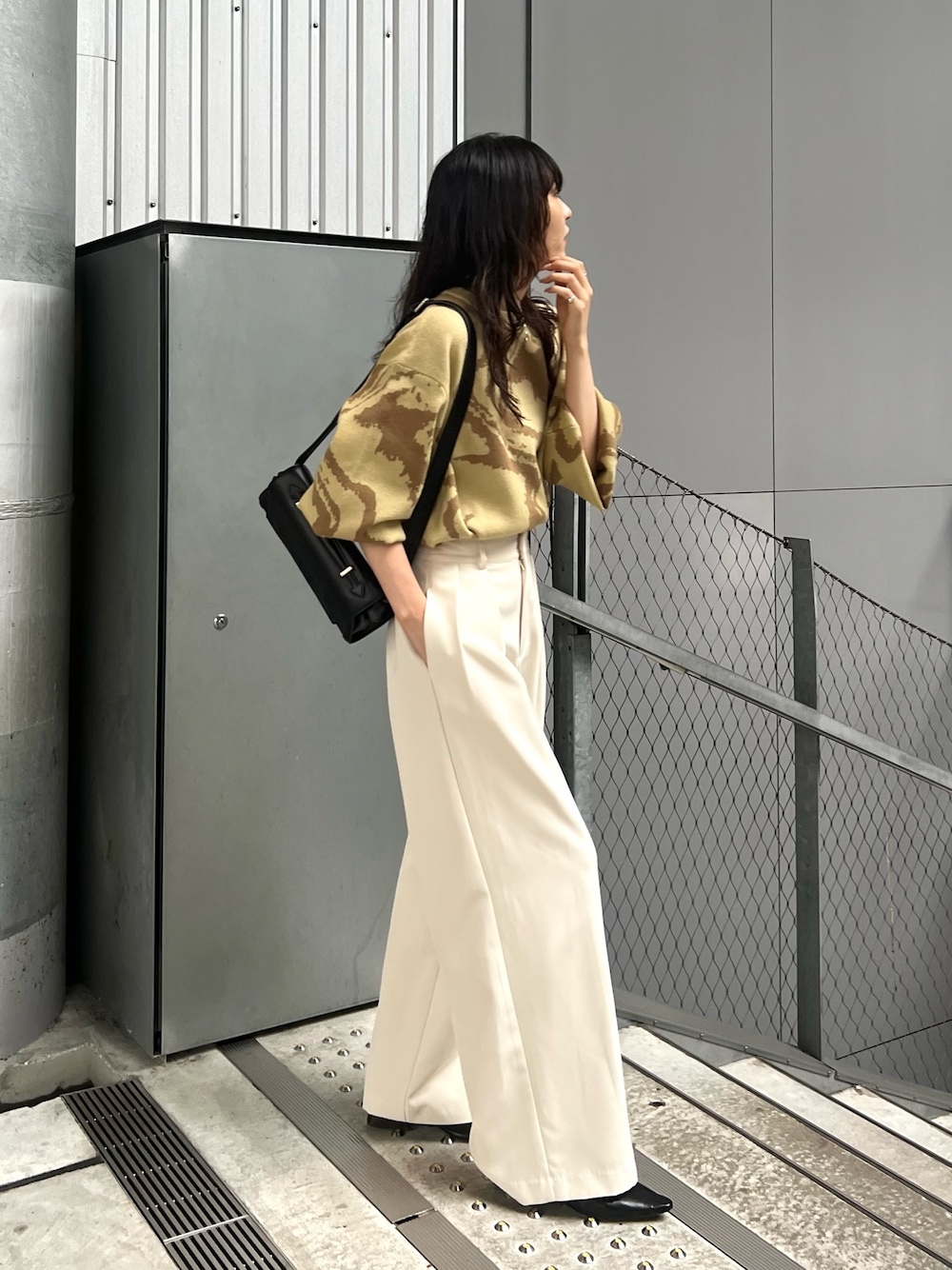 「きれいめカジュアル、ニット、スラックス、オトナカジュアル、秋服コーデ、パンツコーデ、ラクチンコーデ、大人女子、高身長女子、秋カラー」｜「CAPRICIEUX LE'MAGEの2タックワイドパンツ（その他パンツ、ホワイト系）」を使った、harunaさん（レディース・165cm）の秋コーディネートの1枚目の写真