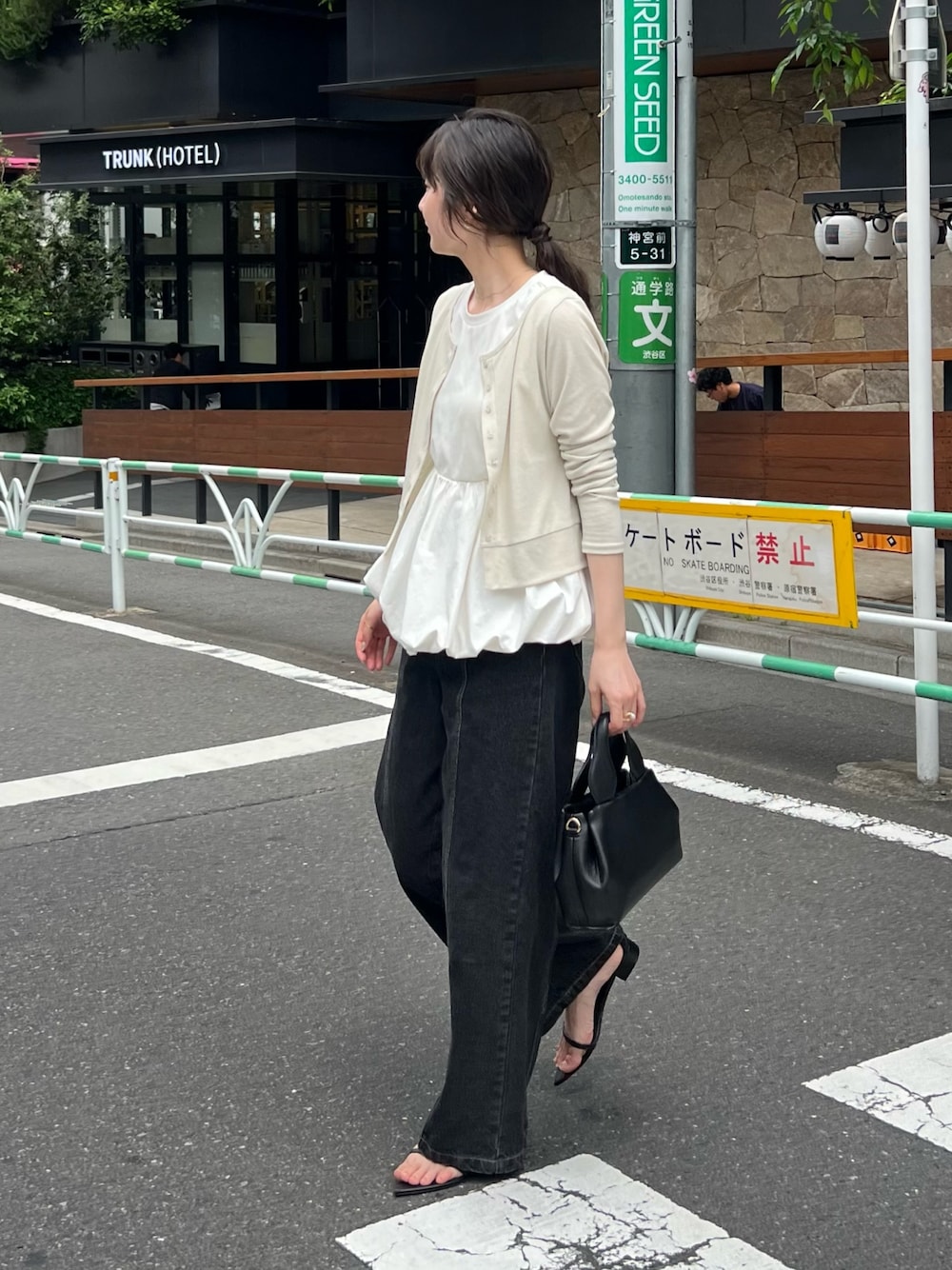 「ノースリーブ、デニム、夏コーデ、韓国ファッション、お出かけコーデ、休日スタイル、夏ファッション、オトナ女子、きれいめコーデ、楽チンコーデ、オトナカワイイ、デニムコーデ、カジュアルコーデ、高身長女子、バルーン」｜「CAPRICIEUX LE'MAGEの【夏の冷房対策にも◎】コンパクトカーディガン（Tシャツ/カットソー、ベージュ系）」を使った、harunaさん（レディース・165cm）の夏コーディネートの1枚目の写真