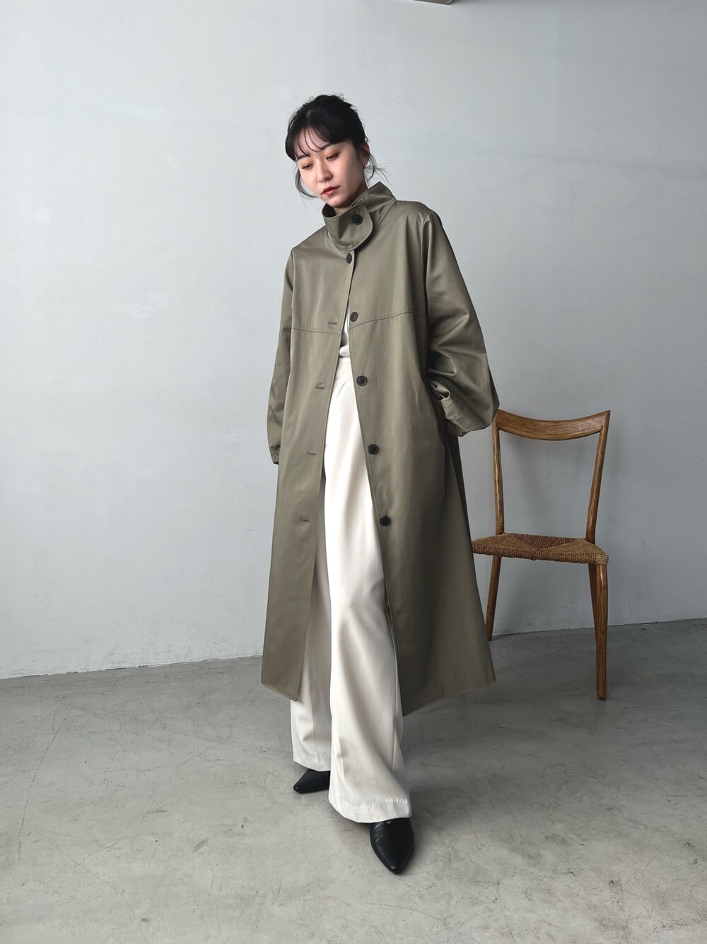 「ブーツ、タートルネック、お出かけコーデ、スプリングコート、トレンチコート、タックパンツ、ワイドパンツ、スタンドカラー、カーキ、大人カジュアル」｜「CAPRICIEUX LE'MAGEの＜新色追加/ブルー＞2タックワイドパンツ（その他パンツ、ホワイト系）」を使った、harunaさん（レディース・165cm）の冬コーディネートの1枚目の写真