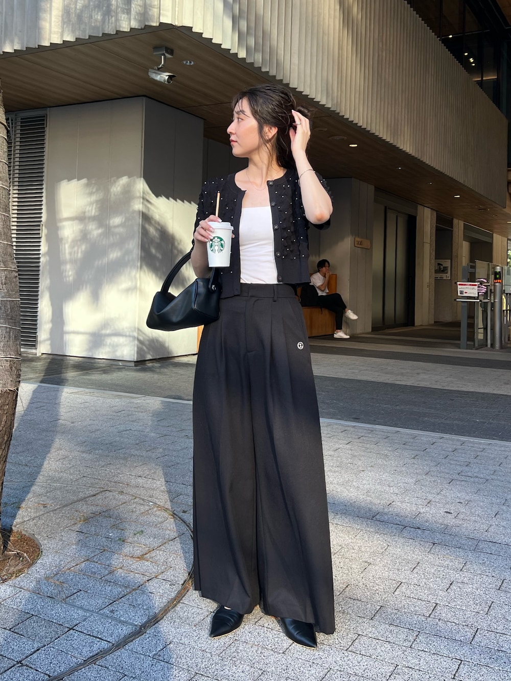 「お出かけコーデ、秋服準備はじめました、レイヤードスタイル、モノトーン、カーディガン、カーディガンコーデ、ワイドパンツ、休日スタイル、ドット、骨格ナチュラル、高身長女子」｜「CAPRICIEUX LE'MAGEの【C.L】サイドタックワイドパンツ（その他パンツ、ブラック系）」を使った、harunaさん（レディース・165cm）の夏コーディネートの1枚目の写真