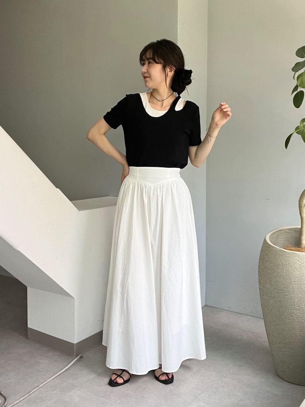 「レイヤードスタイル、サンダル、白Tシャツ、黒Tシャツ、モノトーン、デートコーデ、ロングスカート、きれいめカジュアル、夏コーデ、韓国ファッション、お出かけコーデ、大人可愛い、着回しコーデ、オトナ女子、きれいめコーディネート」｜「CAPRICIEUX LE'MAGEの【1枚で着映え】レイヤードアシメネックTシャツ（Tシャツ/カットソー、ブラック系）」を使った、harunaさん（レディース・165cm）の夏コーディネートの1枚目の写真