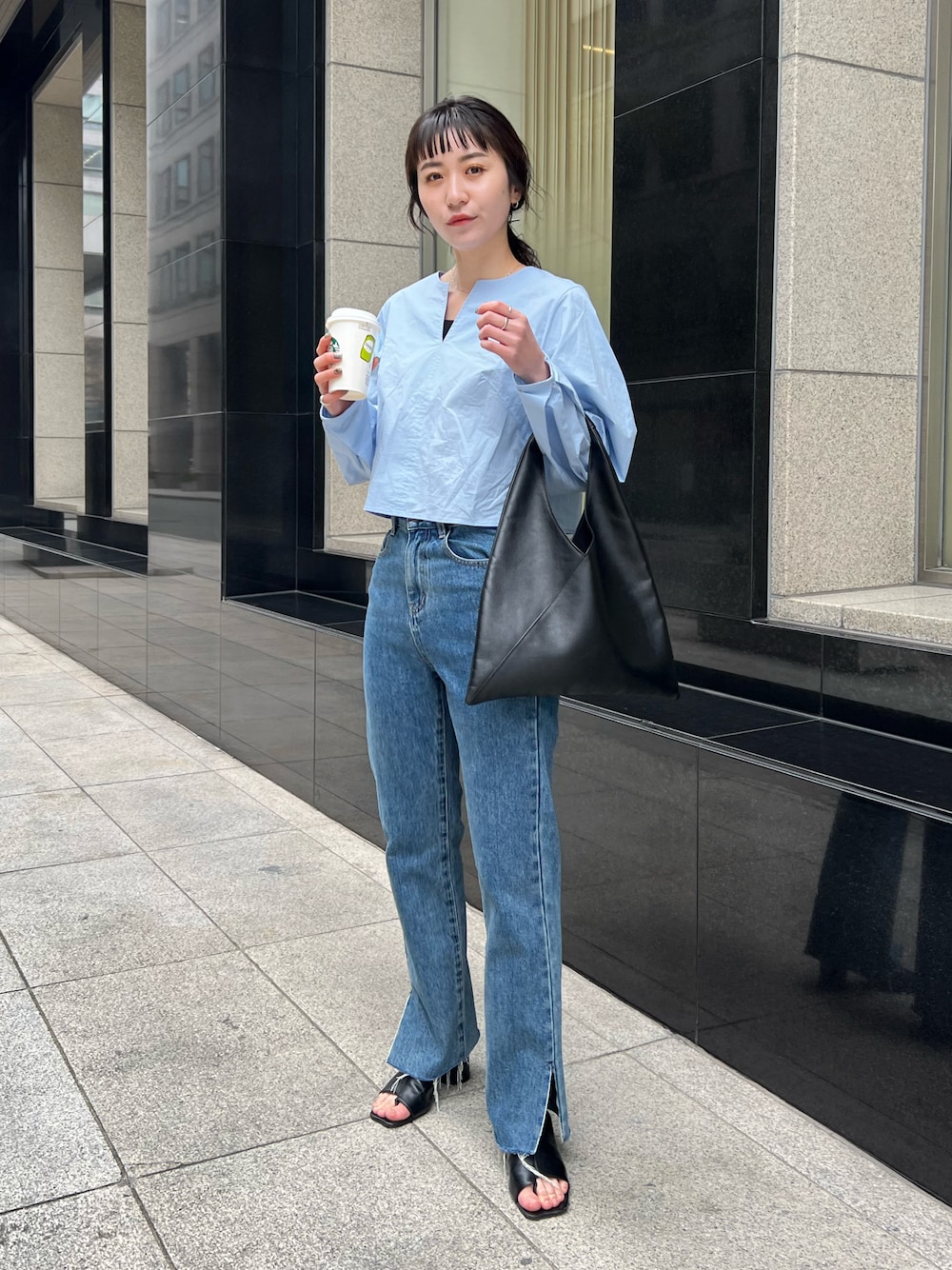 「春コーデ、大人カジュアル、シンプルコーデ、春先取り、デニム、ブラウス、ストレートデニム、サンダルブーツ、ワントーンコーデ、ワンカラーコーデ、レザーバッグ、きれいめカジュアル」｜「CAPRICIEUX LE'MAGEのトライアングルトートバッグ（トートバッグ、ブラック系）」を使った、harunaさん（レディース・165cm）の冬コーディネートの1枚目の写真