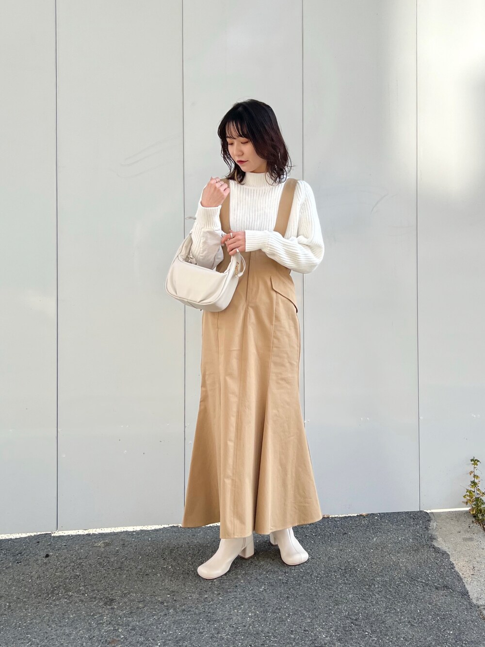 「春コーデ、ジャンスカ、マーメイドスカート、淡色コーデ、ニット、クロップドトップス、ラウンドトゥ、ブーツ、チノスカート、春、春先取り」｜「CAPRICIEUX LE'MAGEのギャザーハーフラウンドバッグ（ハンドバッグ、ホワイト系）」を使った、harunaさん（レディース・165cm）の冬コーディネートの1枚目の写真