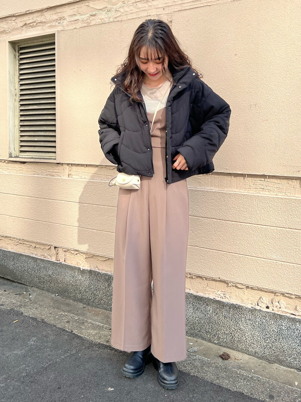 「冬コーデ、アウター、中綿アウター、ショート丈アウター、セットアップ、ビスチェ、パンツスタイル、淡色コーデ、きれいめカジュアル、お出かけコーデ、淡い色コーデ」｜「CAPRICIEUX LE'MAGEのWAVEキルト機能中綿ブルゾン（ブルゾン、ブラック系）」を使った、harunaさん（レディース・165cm）の秋コーディネートの1枚目の写真