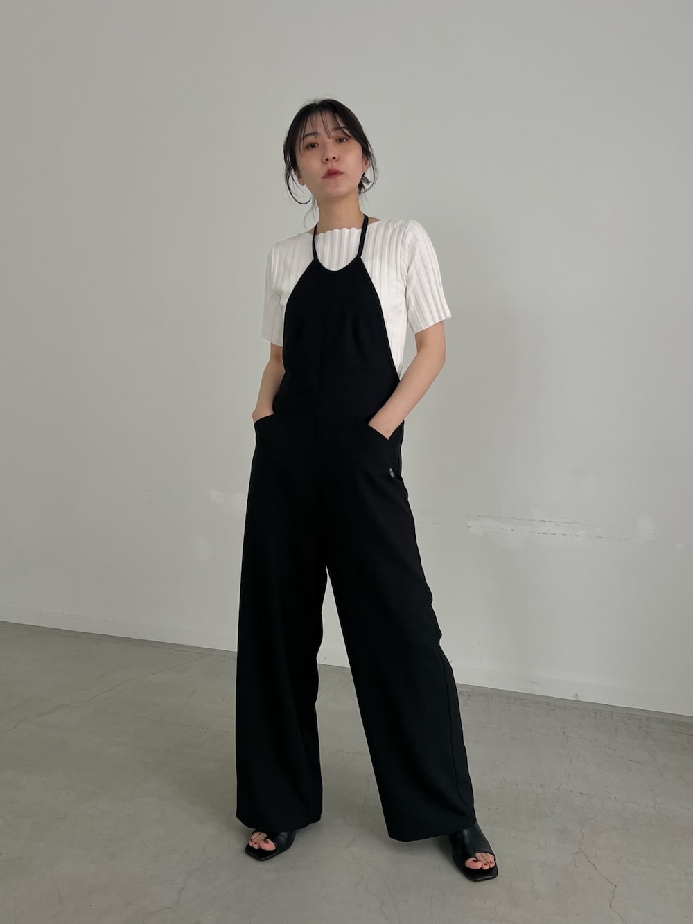 「モノトーン、お出かけコーデ、きれいめカジュアル、春夏コーデ、休日スタイル、カジュアルコーデ、大人かわいい、パンツスタイル、ゆったりコーデ、ロンパース」｜「CAPRICIEUX LE'MAGEの【C.L】アメスリロンパース（つなぎ/オールインワン、ブラック系）」を使った、harunaさん（レディース・165cm）の春コーディネートの1枚目の写真