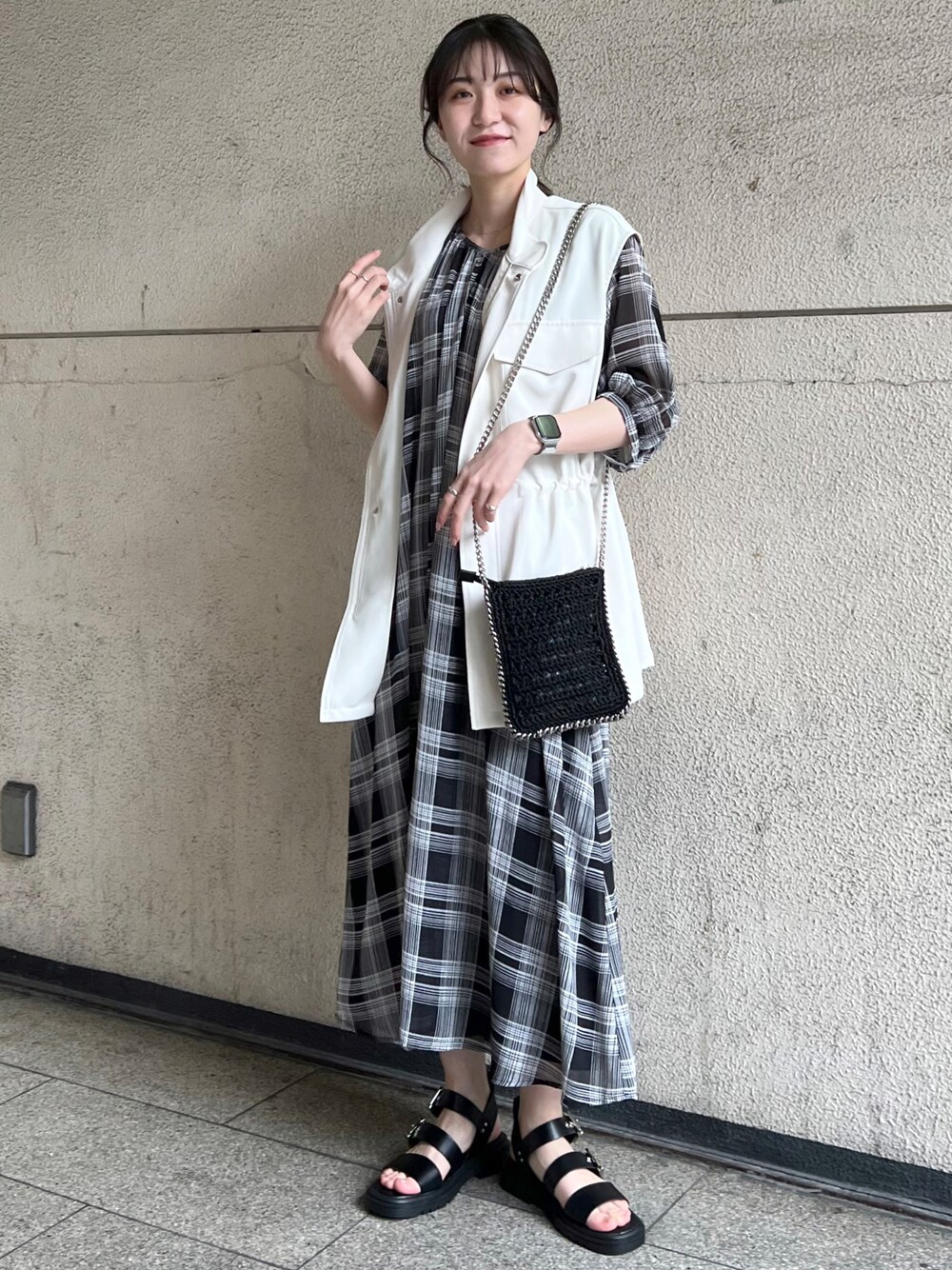 「休日スタイル、オトナカジュアル、ラクチンコーデ、大人コーデ、ワンピース、ミリタリー、ベスト、モノトーン、ブラック、ホワイト、ベルトサンダル、高身長女子、高身長コーデ」｜「CAPRICIEUX LE'MAGEのトラックソールベルテッドサンダル（サンダル、ブラック系）」を使った、harunaさん（レディース・165cm）の春コーディネートの1枚目の写真