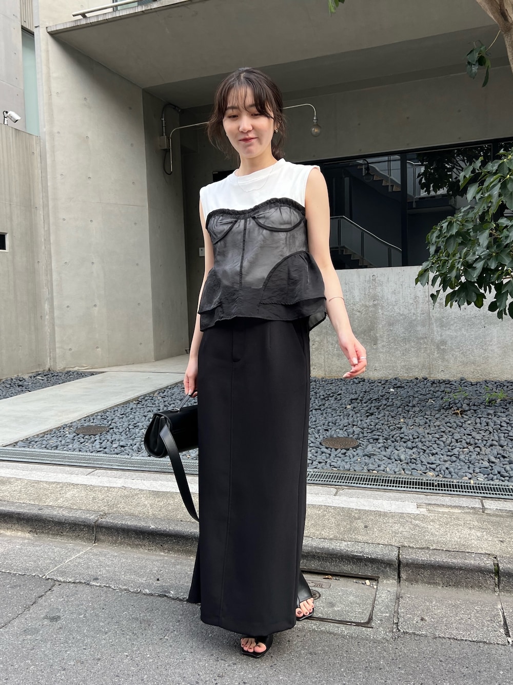 「モノトーン、きれいめカジュアル、フリル、オーガンジー、サンダル、Tシャツ、スカート、シンプルコーデ、夏コーデ、ビスチェ、マキシスカート」｜「CAPRICIEUX LE'MAGEのマキシIラインスカート（スカート、ブラック系）」を使った、harunaさん（レディース・165cm）の春コーディネートの1枚目の写真