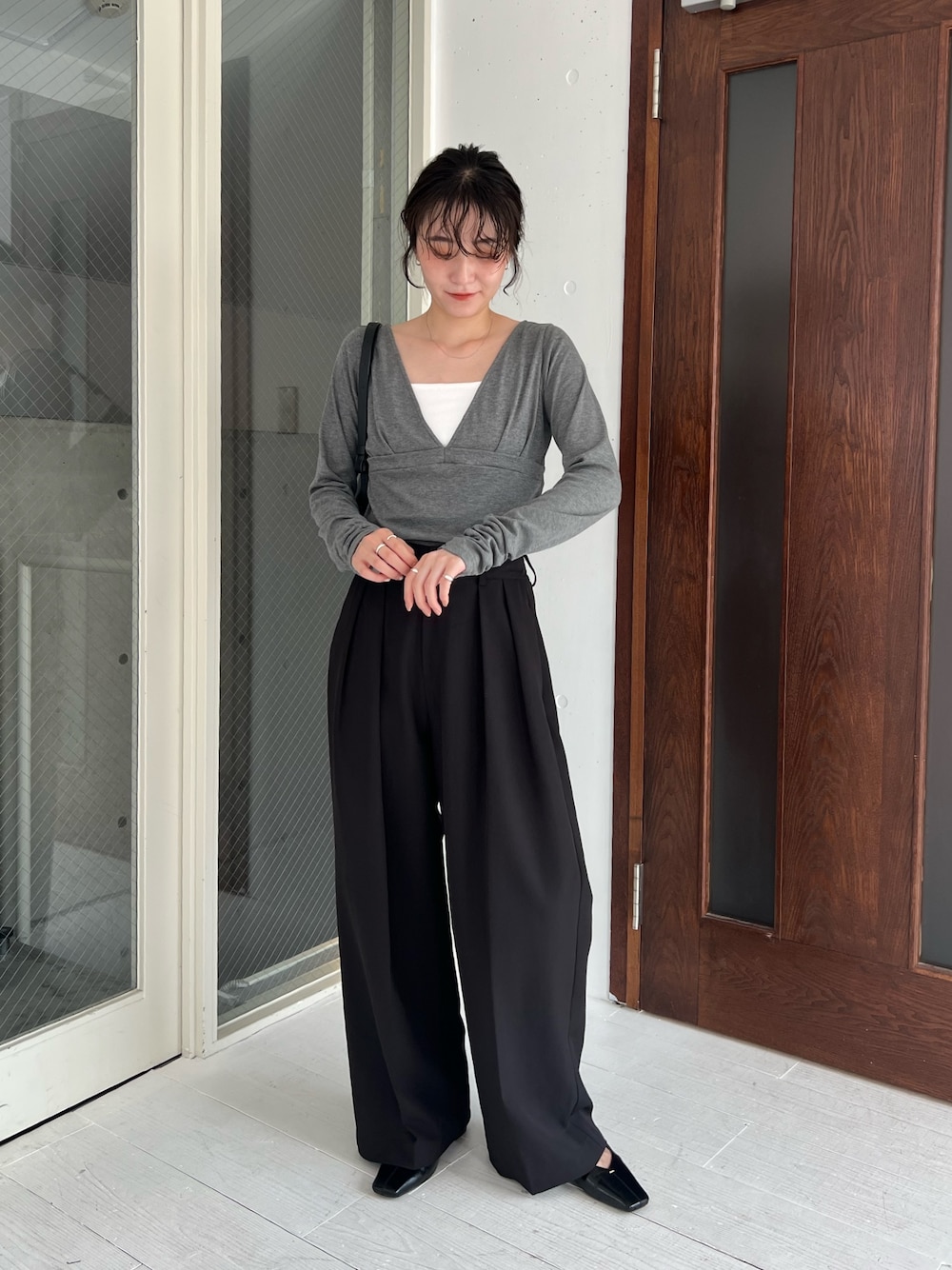 グレー系のTシャツ/カットソー、ブラック系のその他パンツ、ブラック系のパンプスを着用したレディースの夏コーディネートの1枚目の写真