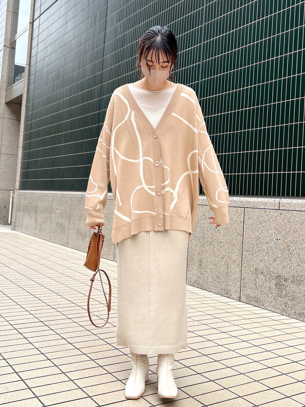 「淡色コーデ、ニュアンスカラー、ゆるコーデ、ベージュ、ベージュコーデ、柄、シンプルコーデ、スカート、スカートスタイル、きれいめカジュアル、きれいめコーディネート」｜「CAPRICIEUX LE'MAGEの【HAPPY BAG対象】Iラインニットスカート（スカート、ベージュ系）」を使った、harunaさん（レディース・165cm）の冬コーディネートの1枚目の写真