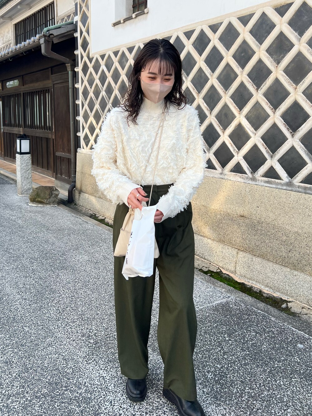 「秋冬コーデ、シンプルコーデ、ゆるコーデ、カジュアル、大人カジュアル、カーキ、ニット、フェザー、フェザーニット、シャギーニット、ミリタリー、CLANE、お出かけコーデ」｜「Ray BEAMSのRay BEAMS / フリンジ ハイネック ニット（ニット/セーター、ホワイト系）」を使った、harunaさん（レディース・165cm）の秋コーディネートの1枚目の写真
