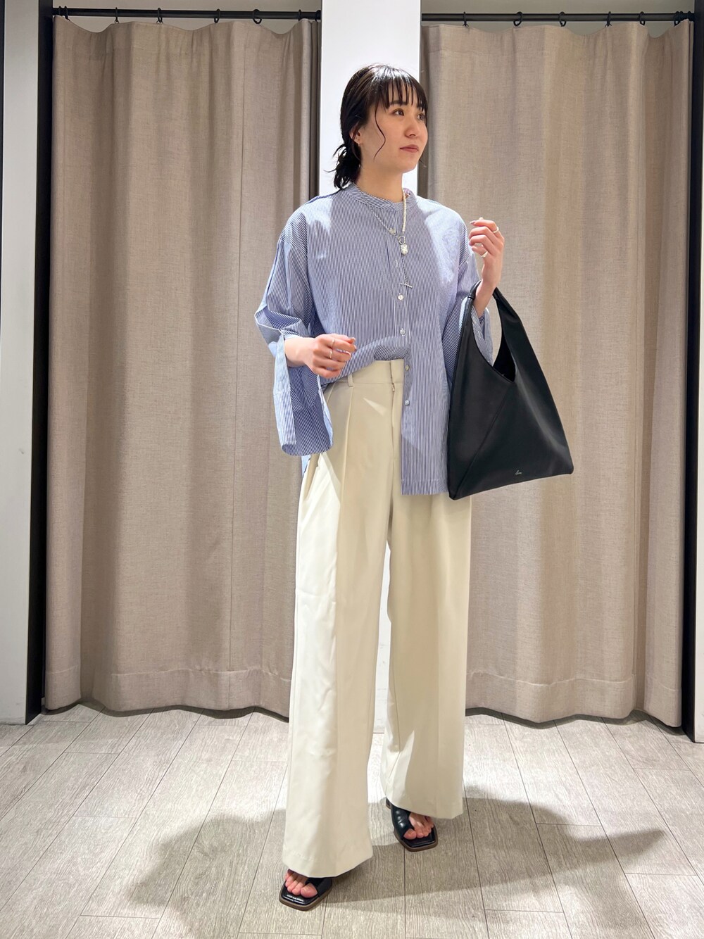 「休日スタイル、オトナ女子、オトナカジュアル、オフィスカジュアル、おでかけコーデ、きれいめカジュアル、スリット、ワイドパンツ、トートバッグ、高身長女子」｜「CAPRICIEUX LE'MAGEのトライアングルトートバッグ（トートバッグ、ブラック系）」を使った、harunaさん（レディース・165cm）の春コーディネートの1枚目の写真