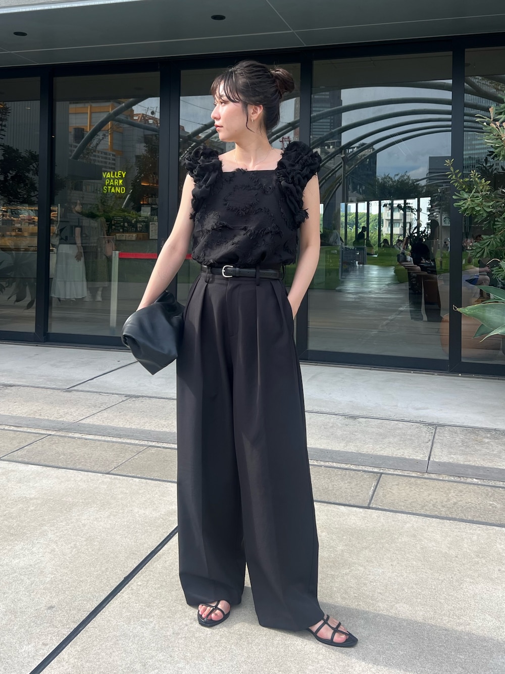 「ノースリーブ、シンプルコーデ、きれいめカジュアル、夏コーデ、ブラックコーデ、お出かけコーデ、モノトーン、おでかけコーデ、ラクチンコーデ、パンツスタイル、夏ルックで気分アップ、骨格ナチュラル」｜「CAPRICIEUX LE'MAGEの【低身長・高身長サイズあり】2タックワイドパンツ（その他パンツ、ブラック系）」を使った、harunaさん（レディース・165cm）の夏コーディネートの1枚目の写真