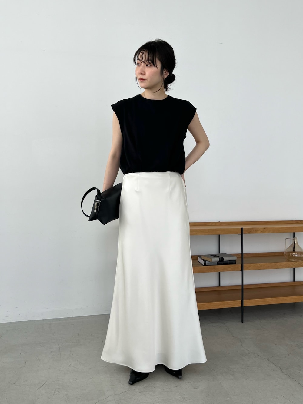 「最近のいい感じコーデ、モノトーン、大人カジュアル、春夏コーデ、シンプルコーデ、きれいめカジュアル、休日スタイル、大人女子、春、大人かわいい、ラクチンコーデ、休日、オトナカジュアル」｜「CAPRICIEUX LE'MAGEのバイアススカート（スカート、ホワイト系）」を使った、harunaさん（レディース・165cm）の春コーディネートの1枚目の写真