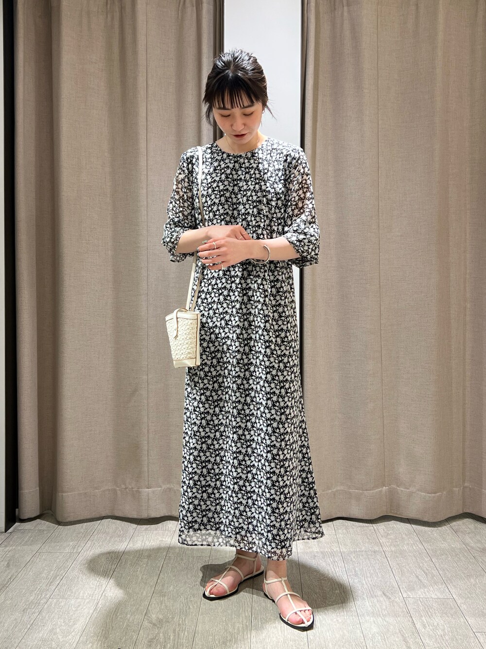 「休日コーデ、オトナカワイイ、ワンピース、小花柄、ブラック、サンダル、お出かけコーデ、キャンディースリーブ、シアー」｜「CAPRICIEUX LE'MAGEのTストラップフラットサンダル（サンダル、ホワイト系）」を使った、harunaさん（レディース・165cm）の春コーディネートの1枚目の写真