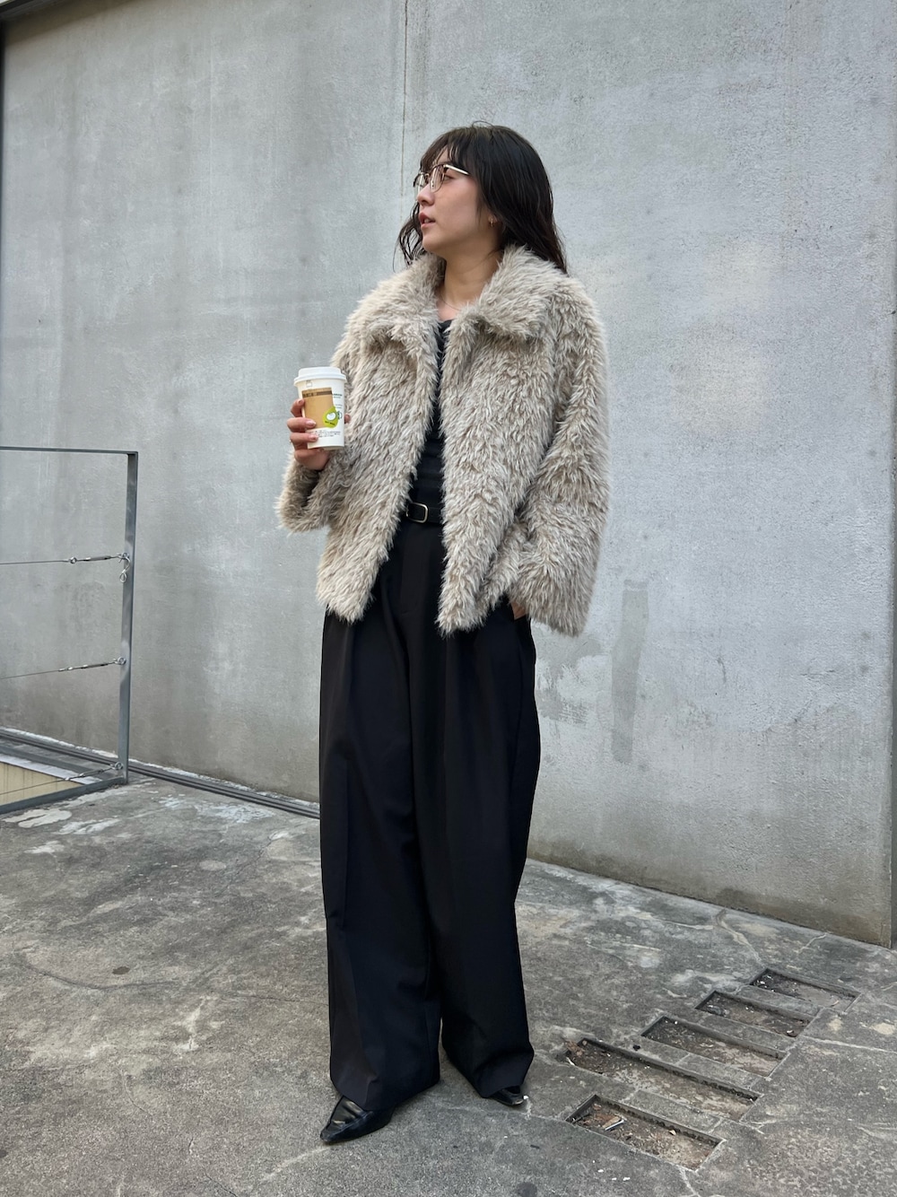 ブラック系のその他パンツ、ベージュ系のその他アウター、ブラック系のローファーを着用したレディースの秋コーディネートの1枚目の写真