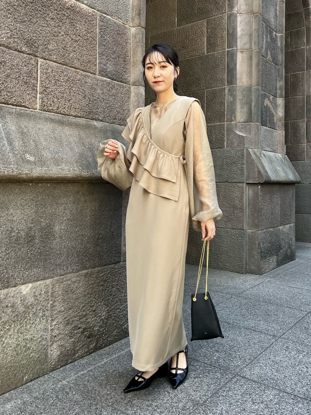 「ワンピース、お出かけコーデ、レイヤードスタイル、淡色コーデ、ジャンスカ、シア―ブラウス、シアートップス、フリル、着回しコーデ、オケージョン、オケージョンスタイル、お呼ばれスタイル、お呼ばれ、二次会コーデ」｜「CAPRICIEUX LE'MAGEの【オケージョンアイテム】【サイズ展開あり】3SETアシメフリルワンピース（ワンピース/ドレス、ベージュ系）」を使った、harunaさん（レディース・165cm）の冬コーディネートの1枚目の写真