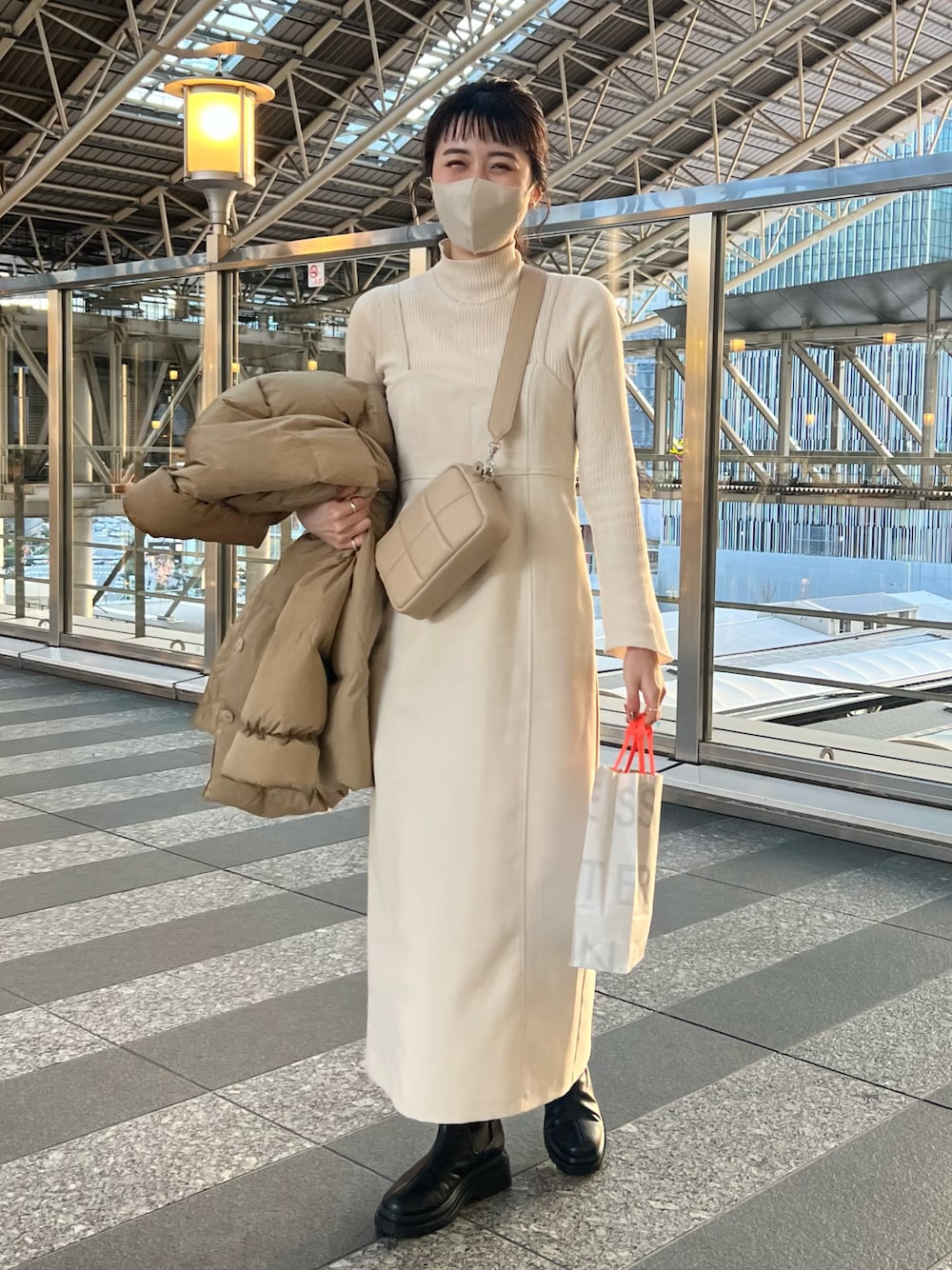「CAPRICIEUX LE'MAGE、キャミワンピ、ワンピース、ビスチェワンピース、淡色コーデ、淡色女子、淡い色コーデ、ワントーンコーデ、ベージュ、シンプルコーデ、お出かけコーデ、きれいめカジュアル、きれいめコーディネート」｜「CAPRICIEUX LE'MAGEの〈ADD CULUMN/アドカラム〉PUFFクロスボディバッグ（トートバッグ、ベージュ系）」を使った、harunaさん（レディース・165cm）の冬コーディネートの1枚目の写真