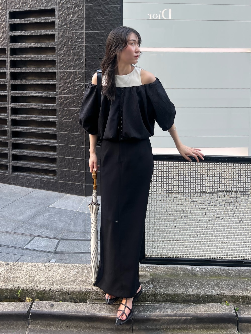 「お出かけコーデ、秋服準備はじめました、モノトーン、レイヤードスタイル、夏コーデ、デニム、シンプルコーデ、骨格ナチュラル、オフショル」｜「CAPRICIEUX LE'MAGEの【低身長サイズあり】マキシIラインスカート（スカート、ブラック系）」を使った、harunaさん（レディース・165cm）の夏コーディネートの1枚目の写真