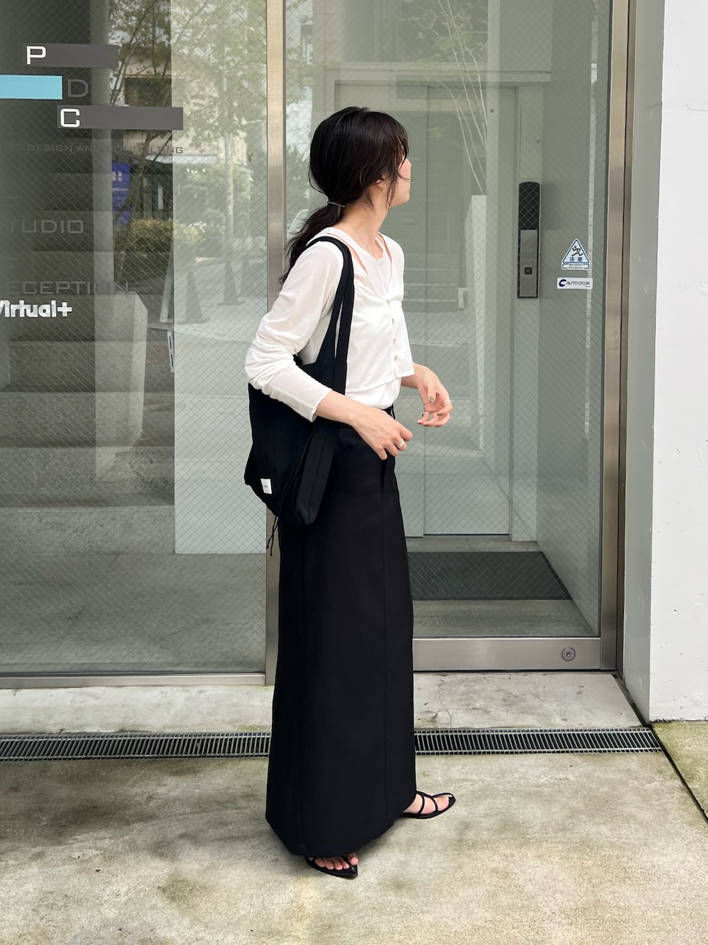 「お出かけコーデ、秋服準備はじめました、モノトーン、デートコーデ、レイヤードスタイル、スカート、タンクトップ、カーディガン、シンプルコーデ、大人カジュアル、きれいめカジュアル、サンダル、骨格ナチュラル」｜「CAPRICIEUX LE'MAGEの【低身長サイズあり】マキシIラインスカート（スカート、ブラック系）」を使った、harunaさん（レディース・165cm）の夏コーディネートの1枚目の写真