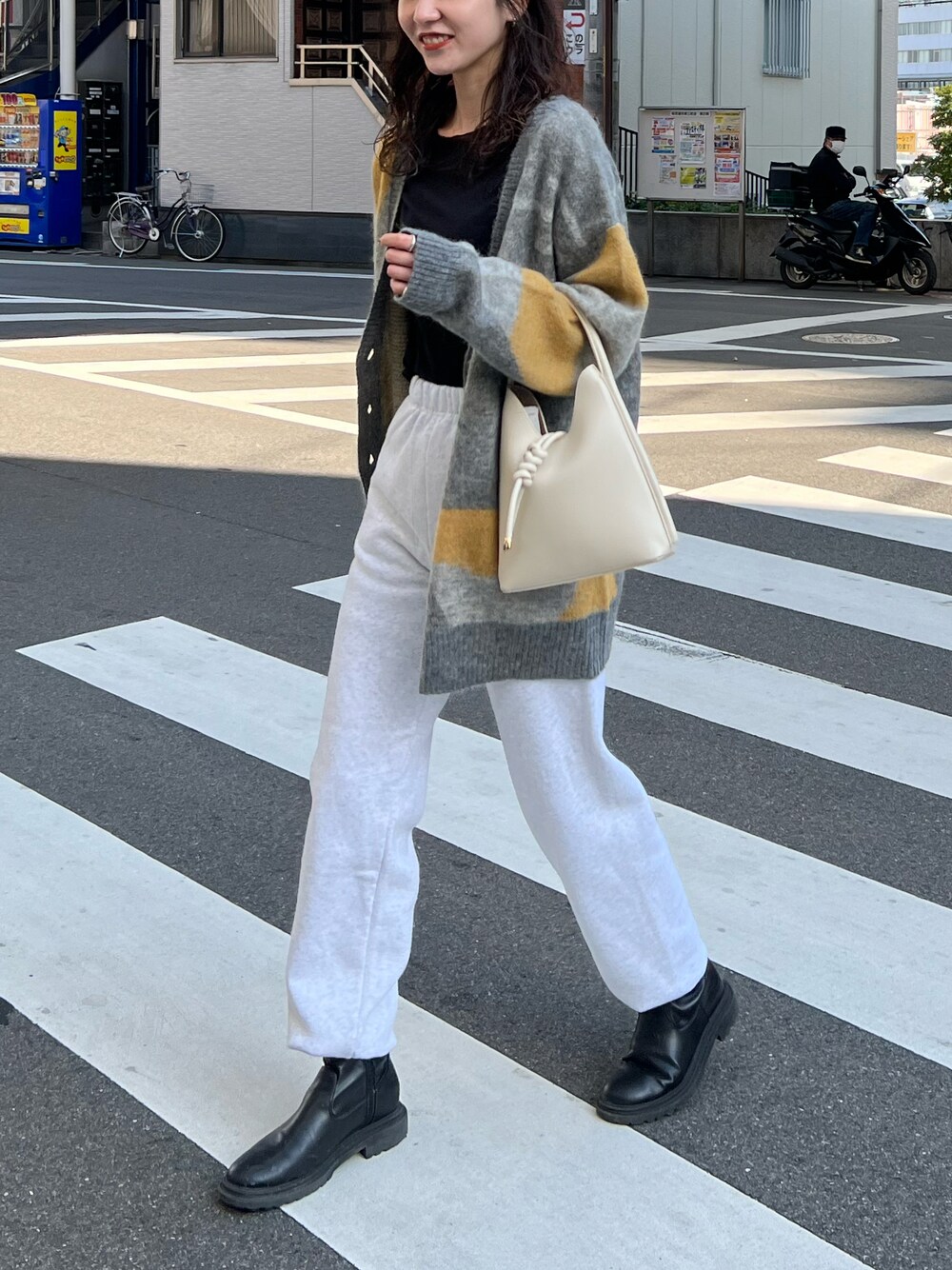 「冬コーデ、カジュアルコーデ、きれいめカジュアル、大人カジュアル、スウェットパンツ、カーディガン、オーバーサイズ、ゆるコーデ、サイドゴアブーツ、ブーツイン、ストリートMIX」｜「CAPRICIEUX LE'MAGEのソフトシアーTシャツ（Tシャツ/カットソー、ブラック系）」を使った、harunaさん（レディース・165cm）の秋コーディネートの1枚目の写真