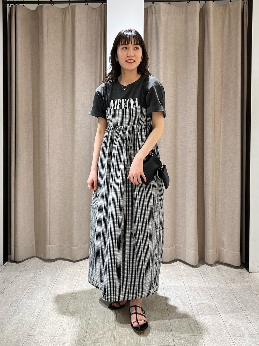 「オトナ女子、おでかけコーデ、春服コーデ、休日スタイル、きれいめカジュアル、カジュアルコーデ、オトナカジュアル、着回しコーデ、キャミワンピース、Tシャツ、ロゴT、ブラックコーデ」｜「CAPRICIEUX LE'MAGEのチェックフレアキャミワンピース（ワンピース、ブラック系）」を使った、harunaさん（レディース・165cm）の春コーディネートの1枚目の写真