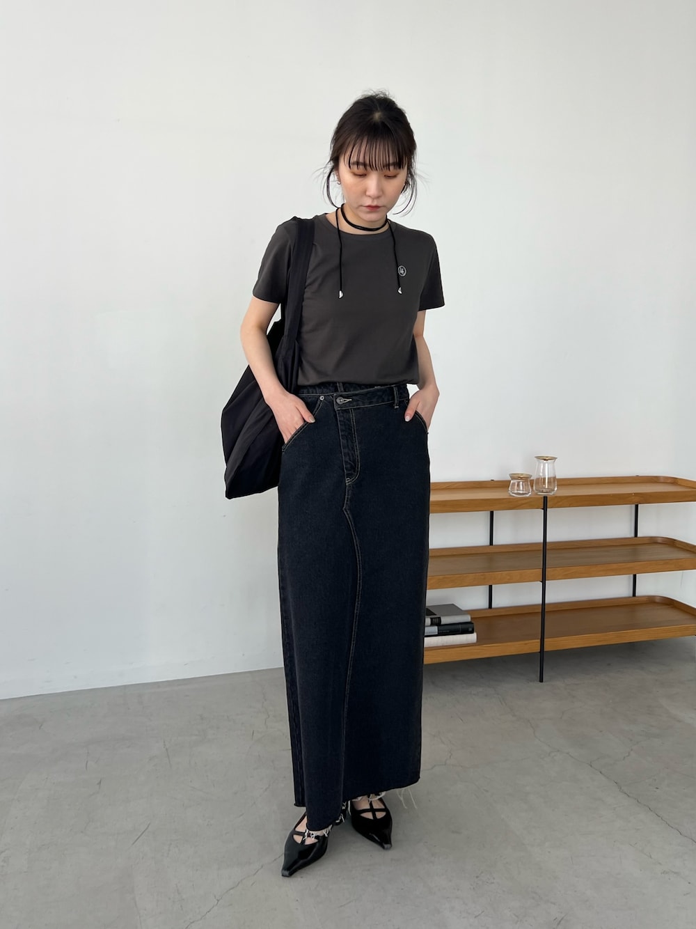 「大人カジュアル、最近のいい感じコーデ、モノトーン、トートバッグ、春夏コーデ、シンプルコーデ、きれいめカジュアル、休日スタイル、大人女子、春、大人かわいい、カジュアルコーデ、ラクチンコーデ、夏ファッション、デニムコーデ」｜「CAPRICIEUX LE'MAGEの【サイズ展開あり】1ポイントTシャツ（Tシャツ/カットソー、グレー系）」を使った、harunaさん（レディース・165cm）の春コーディネートの1枚目の写真